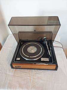 lot 1023 image: Garrard Model 770 Turntable