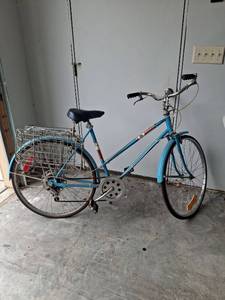 lot 1036 image: Western Flyer 5 Speed Blue Cruiser Bicycle with Basket