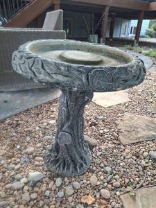 lot 1082 image: Tree Stump Design Pedestal Bird Bath