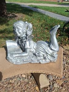 lot 1085 image: Girl Reading Decorative Garden Statue