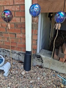 lot 1098 image: Garden Decor Lot - 3 Gazing Balls on Stakes