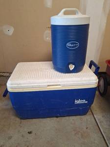 lot 1108 image: Igloo 48 Qt Cooler with Gott Beverage Dispenser