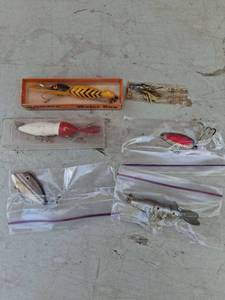 lot 1115 image: Fishing Lure Lot - 5 Pieces - Bomber Water Dog
