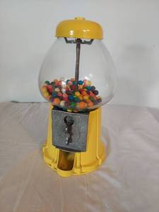 lot 1127 image: Gumball Machine - Yellow