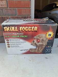 lot 1152 image: Skull Fogger Electronic Fog Machine