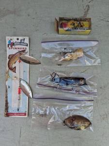 lot 1167 image: Fishing Lure Lot - Hula Popper, Spinners