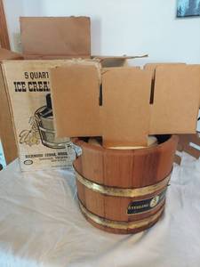 lot 1211 image: Sterling 5 Quart Electric Ice Cream Freezer
