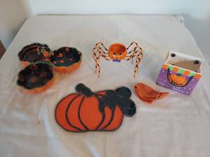 lot 1227 image: Halloween Decor Set - Spider, Pumpkin, Bowl Lot