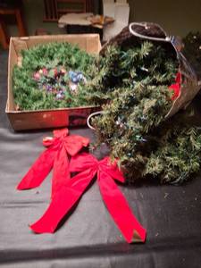 lot 1305 image: Decorated Evergreen Wreath with Lights and Ornaments
