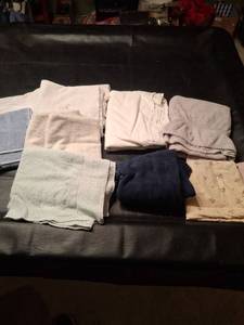 lot 1306 image: Lot of Assorted Towels and Linens