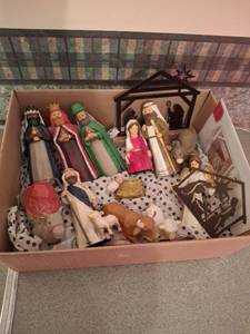 lot 1314 image: Nativity Set Figurines