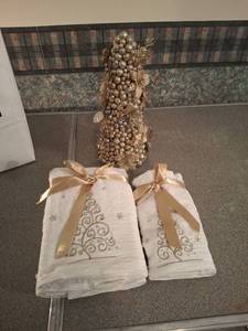 lot 1317 image: 2 Decorative Towels with Gold Embroidered Tree Design