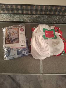 lot 1328 image: Two Throw Blankets - American Weavers Snowman Parade and Luxury Microsherpa
