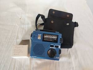 lot 1345 image: Grundig FR-200 AMFMSW1.2 World Band Receiver Radio