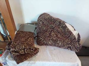 lot 1352 image: Queen size comforter and 2 shams