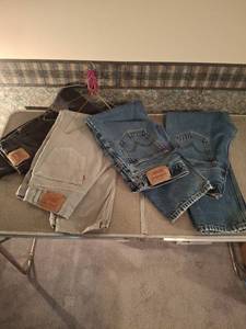 lot 1362 image: Levis Jeans Lot - 4 Pairs - 32x30