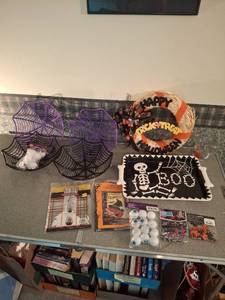 lot 1397 image: Halloween Decorations Lot - Spider Web Baskets, Trays, Wreath, Eyes