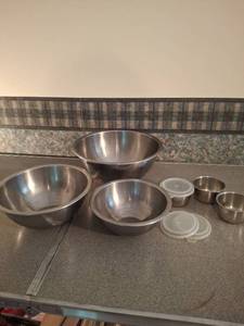lot 1423 image: Stainless Steel Mixing Bowl Set