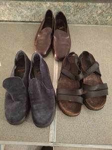 lot 1426 image: Womens Shoe Lot - 3 Pairs US 8.5B