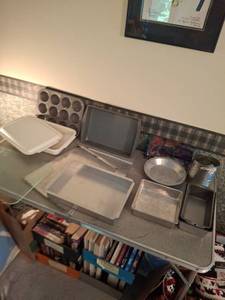 lot 1435 image: Baking Pan and Muffin Tin Lot with Rectangular Sheet Pans