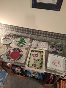 lot 1450 image: Holiday Christmas Platters Lot