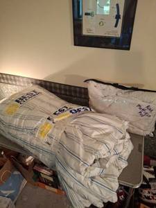 lot 1451 image: King Comforter Set - Down Comforter with Duvet and King Mattress Cover