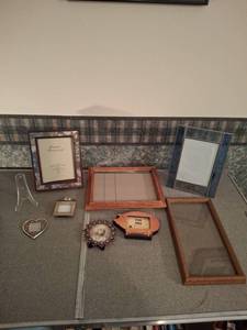 lot 1453 image: Lot of 8 Picture Frames - Various Sizes Styles