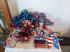 lot 1455 image: Patriotic Party Decorations Lot - Tinsel Garland Flags Cups Stars