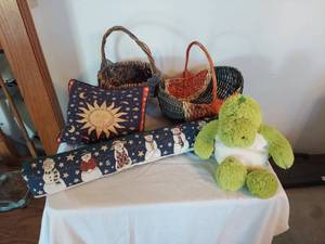 lot 1474 image: 2 baskets, 2 pillows, Aroma Home Plush