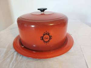 lot 1479 image: West Bend Cake Carrier with Dome Lid