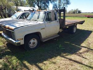 lot 5 image: 1988 GMC Sierra C3500 Flatbed Pickup Truck - Bill of Sale Only