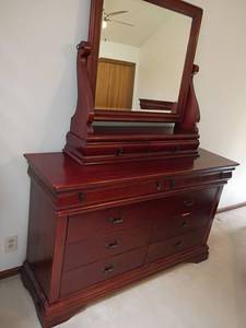 lot 902 image: 10 felt lined Drawer Dresser with Mirror.  One drawer needs repaired   77 x 60 x 19.  Matches lots 901 and 903