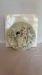 lot 1029 image: Lenox Frosty The Fare 2001 Decorative Plate