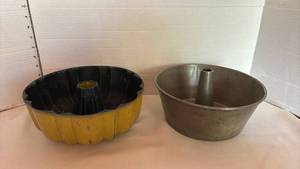 lot 1064 image: Bundt Cake Pans Lot of 2 Yellow and Metallic