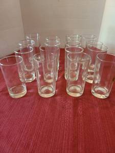 lot 1070 image: 16 clear glass tumblers.