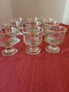 lot 1071 image: Set of 9 Footed Glasses with Gold Trim and Holly Leaf Decoration