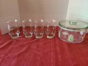 lot 1072 image: Glass Drinkware Set 4 Glasses with Covered Plastic Bowl Holly Christmas Design