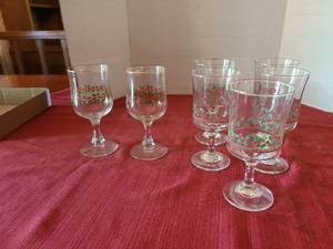 lot 1075 image: Stemmed holly pattern water glasses, 2 patterns, total of 7