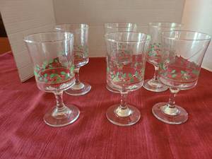 lot 1077 image: 6 stemmed holly pattern goblets.
