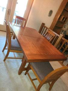 lot 1078 image: Dining table 29x42x72, with 4 chairs