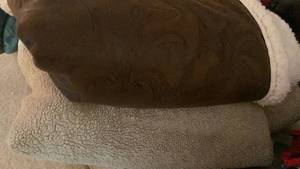 lot 1102 image: Throw Blankets