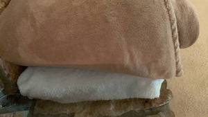 lot 1104 image: Blankets