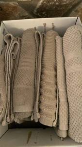 lot 1107 image: Bath and hand towels