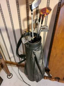 lot 2003 image: Golf bag with clubs