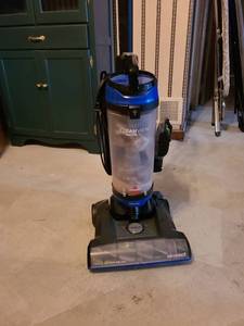 lot 2009 image: Bissell Cleanview Swivel upright vacuum
