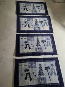 lot 2011 image: 4 matching Christmas rugs, 34x20
