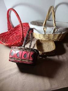 lot 2042 image: Wicker baskets, largest has a liner