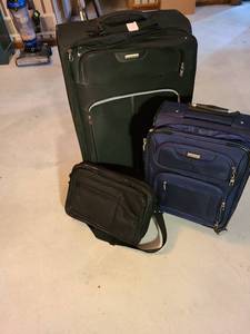 lot 2043 image: Luggage and a laptop bag