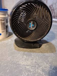 lot 2104 image: Vornado Air Accelerator Fan, 13in.  Metal back rim needs reattached.