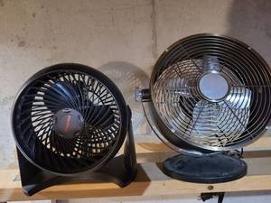 lot 2105 image: Two desk fans, 8in and 10in.